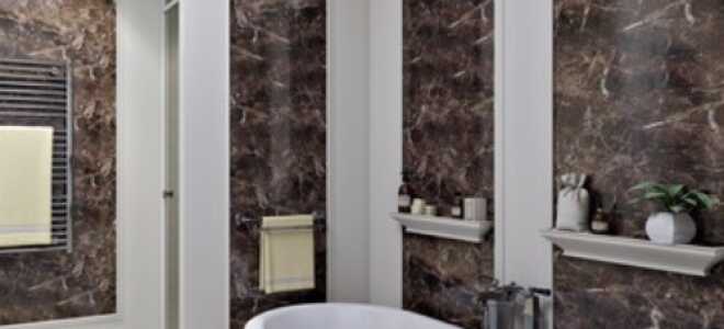 Белая классическая ванная со вставками из коричневого мрамора