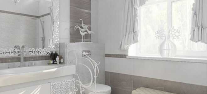 Белая неоклассика с коричневыми нотами для ванной с большим окном