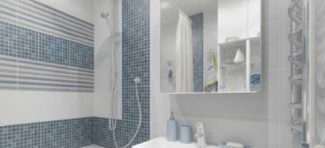 Белая ванная с элементами темно-синей майолики