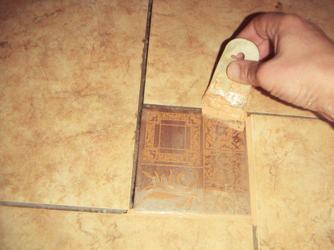 Нанесение затирки резиновым шпателем