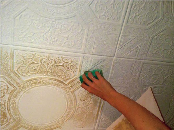 Покраска потолка из пенопласта